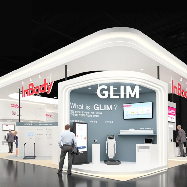 2025 KIMES 전시장의 InBody 부스 전경 — GLIM 안내 화면