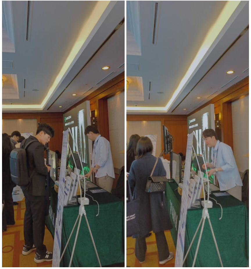 대한의료인공지능학회 2025 부스에서 방문객에게 Teamer eQMS·SBOM·RAS 를 설명하는 사진 2장