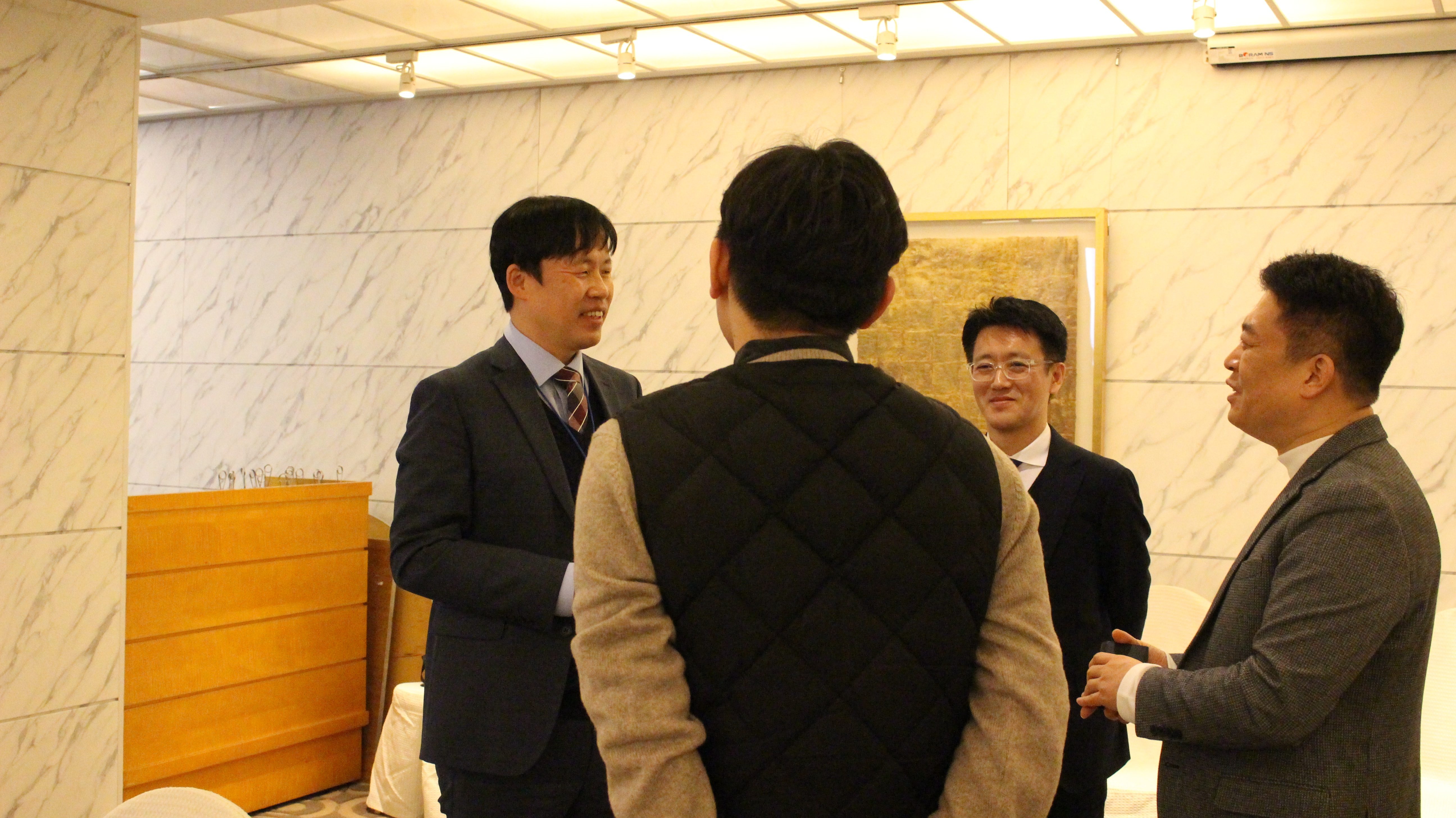 스마트 의료안전 컨퍼런스 2024 쉬는 시간에 참석자들이 담소를 나누는 모습