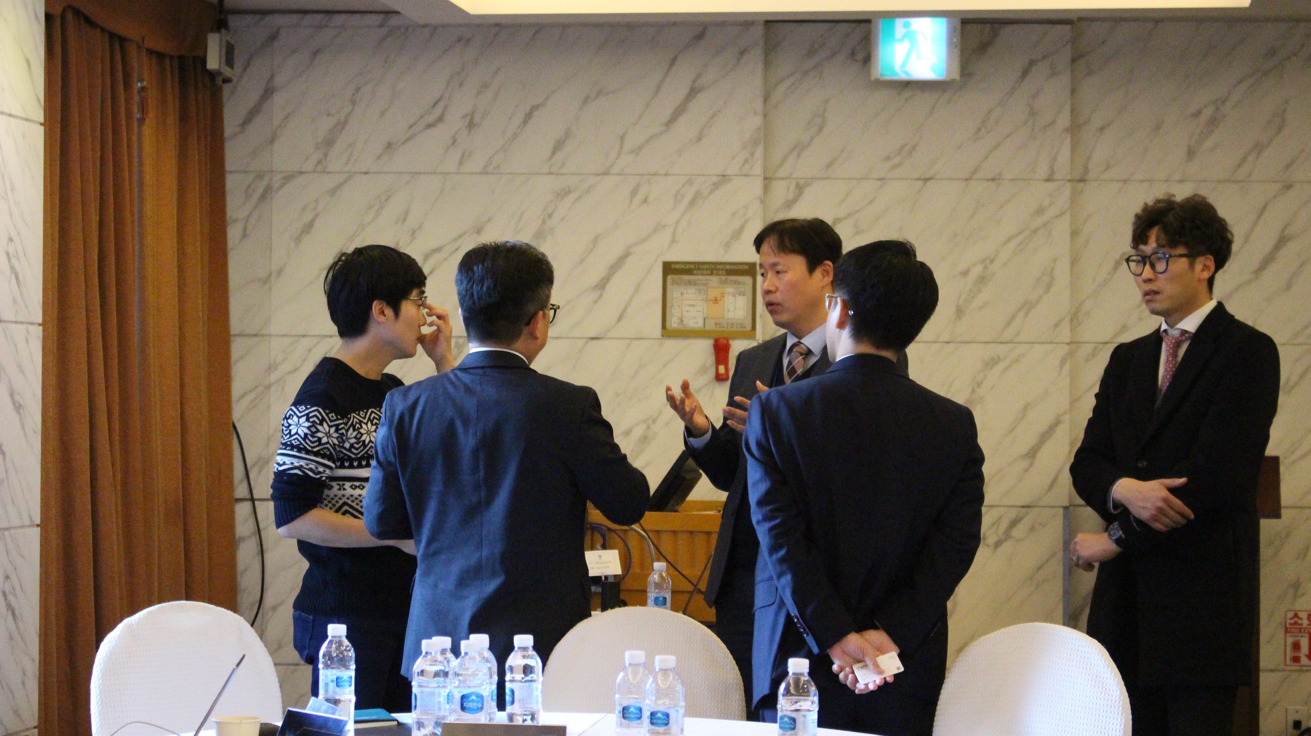 오토모티브 세이프티 컨퍼런스 2024 쉬는 시간에 참석자들이 발표자와 이야기를 나누는 모습