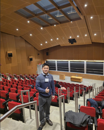 MIT 워크숍 강연장의 붉은 좌석 사이에 선 브이웨이 참석자