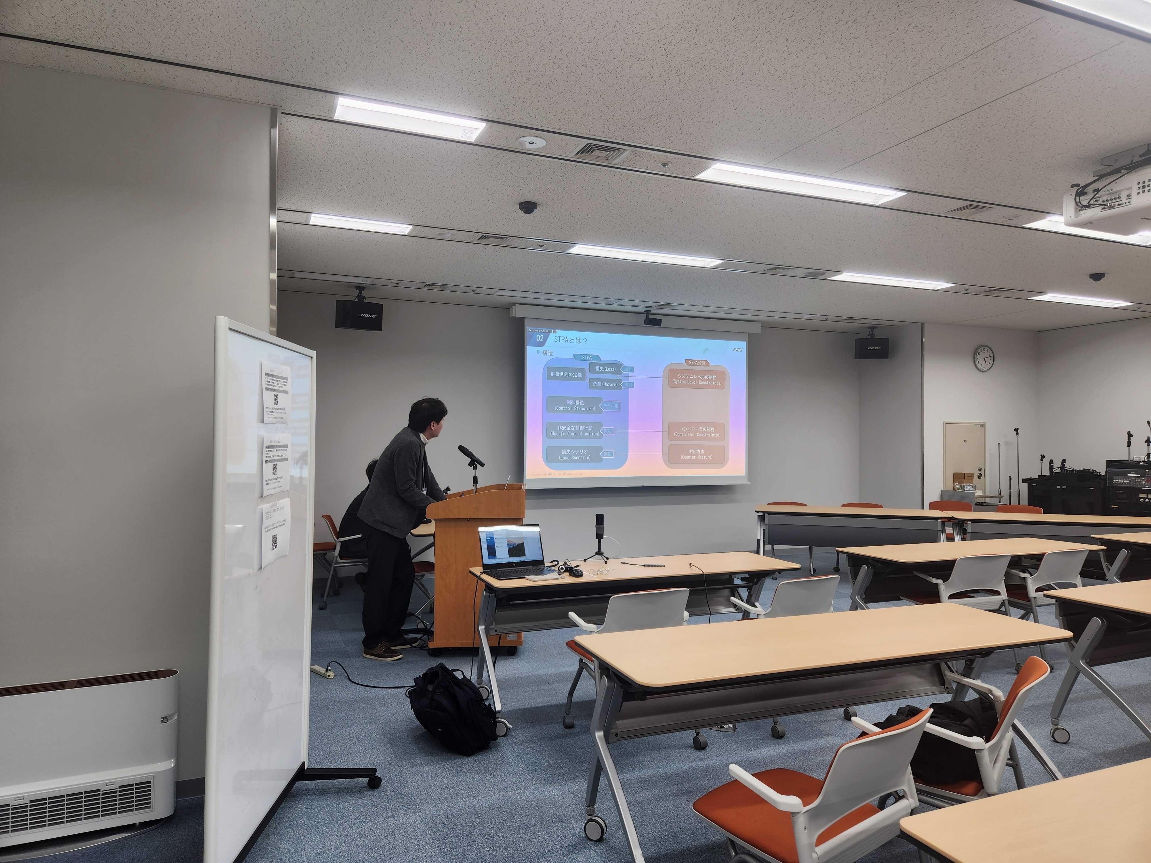 일본 도쿄 2024 Asian STAMP Workshop 발표 장면 — 'STPA란?' 슬라이드에 분석 목적 정의, 손실·위험, 제어 구조, 비안전 제어 행동, 손실 시나리오와 시스템 레벨 제약·컨트롤러 제약·대응방법의 관계도