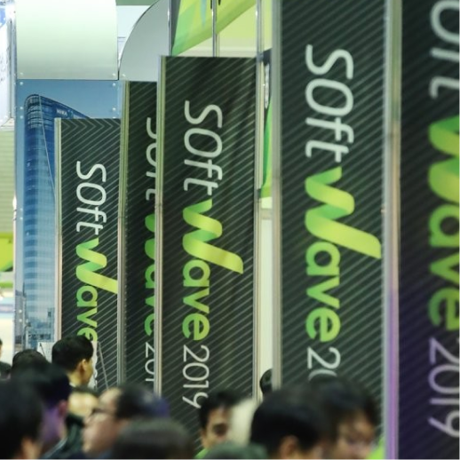 SoftWave 2019 전시장의 배너들과 오가는 관람객