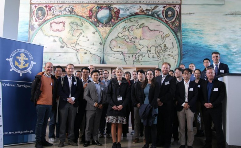 2022 ESWC(European STAMP Workshop and Conference) 참가자 단체 사진 — 옛 세계지도 벽화 앞에 선 사람들