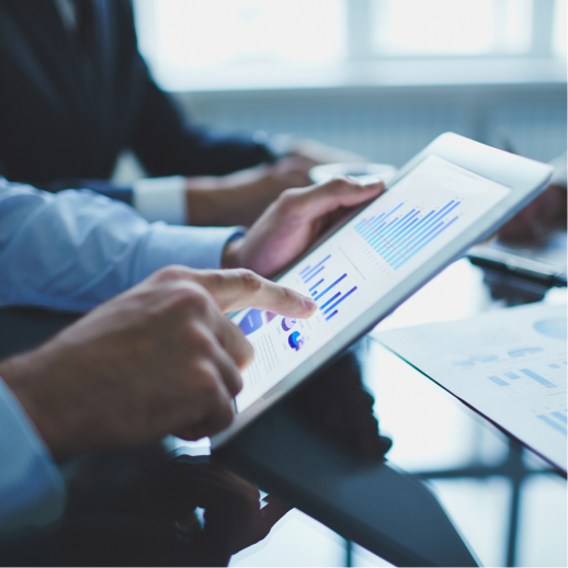 태블릿의 그래프를 가리키며 회의하는 손 — CMMI 3.0 내부 심사원 교육 및 시험 요건 표제
